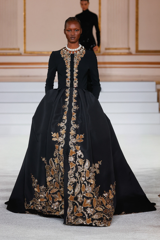 من مجموعة كارولينا هيريرا لموسم خريف وشتاء 2023-2024