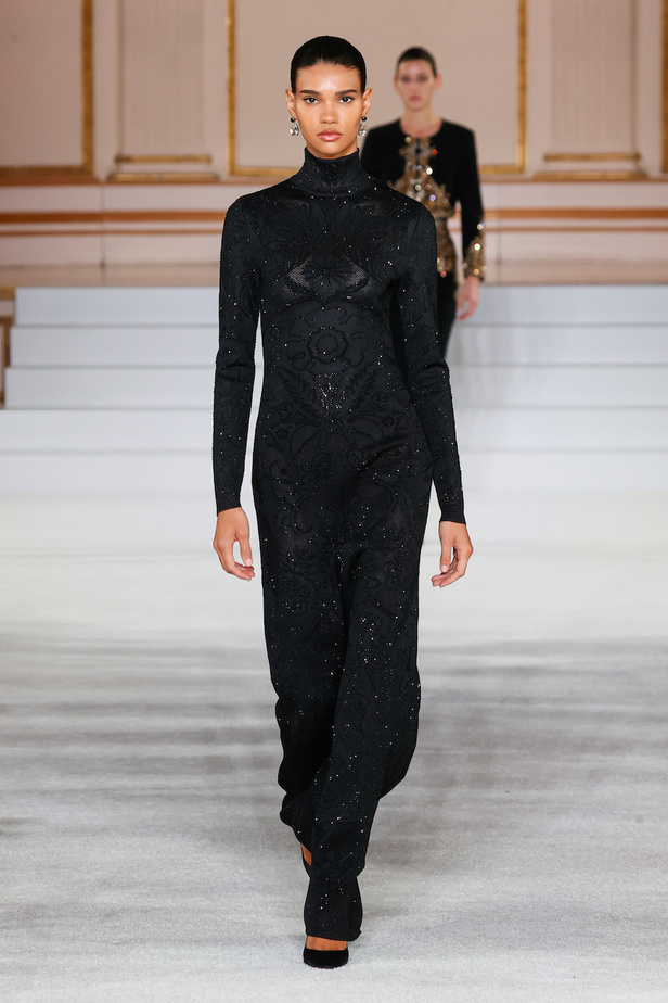 من مجموعة كارولينا هيريرا لموسم خريف وشتاء 2023-2024