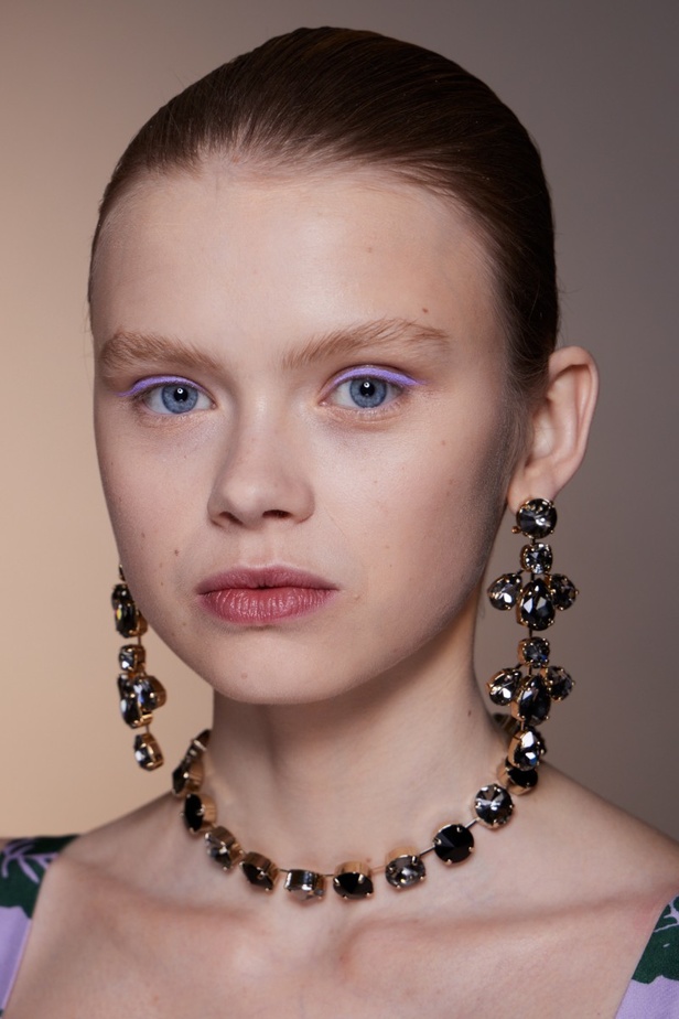 اطلالات جمالية من مجموعة كارولينا هيريرا لخريف 2023