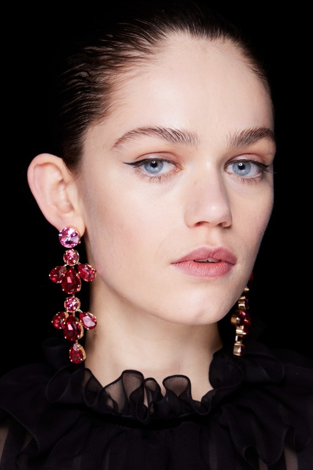 اطلالات جمالية من مجموعة كارولينا هيريرا لخريف 2023