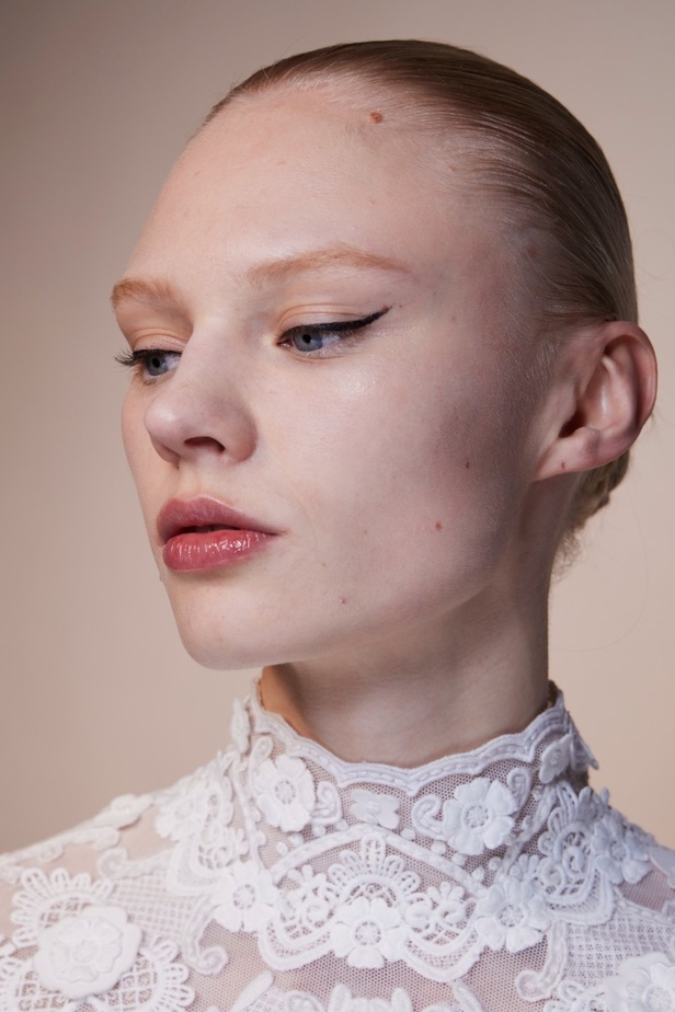 اطلالات جمالية من مجموعة كارولينا هيريرا لخريف 2023