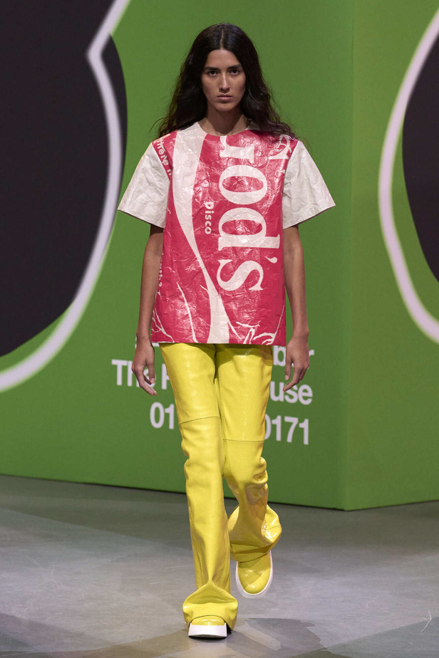 عرض أزياء مجموعة JW Anderson لموسم خريف وشتاء 2023