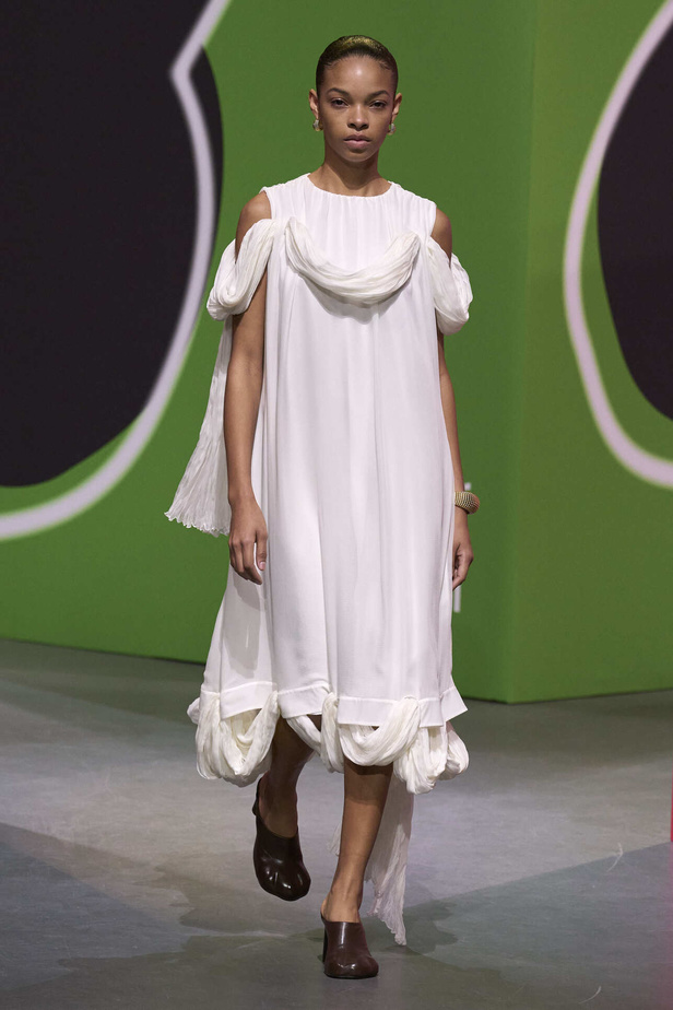 عرض أزياء مجموعة JW Anderson لموسم خريف وشتاء 2023