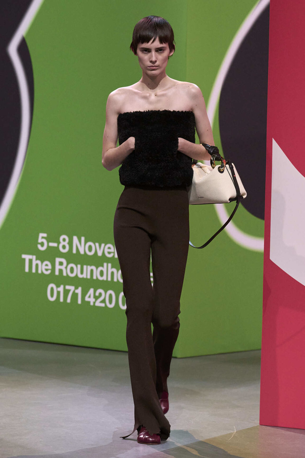 عرض أزياء مجموعة JW Anderson لموسم خريف وشتاء 2023