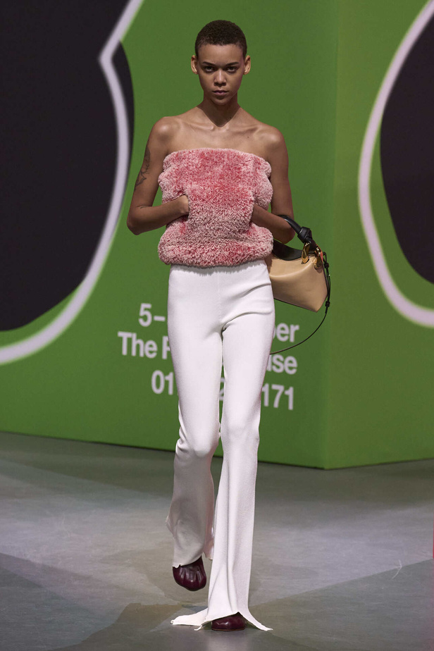 عرض أزياء مجموعة JW Anderson لموسم خريف وشتاء 2023