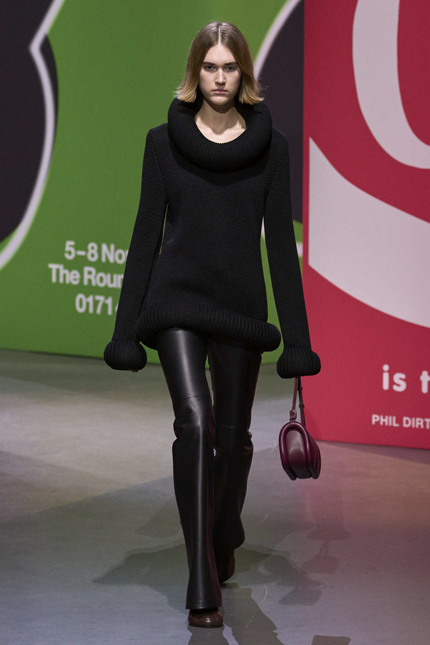 عرض أزياء مجموعة JW Anderson لموسم خريف وشتاء 2023