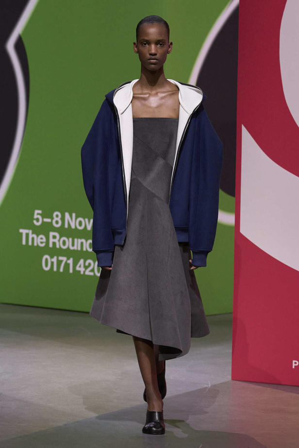 عرض أزياء مجموعة JW Anderson لموسم خريف وشتاء 2023