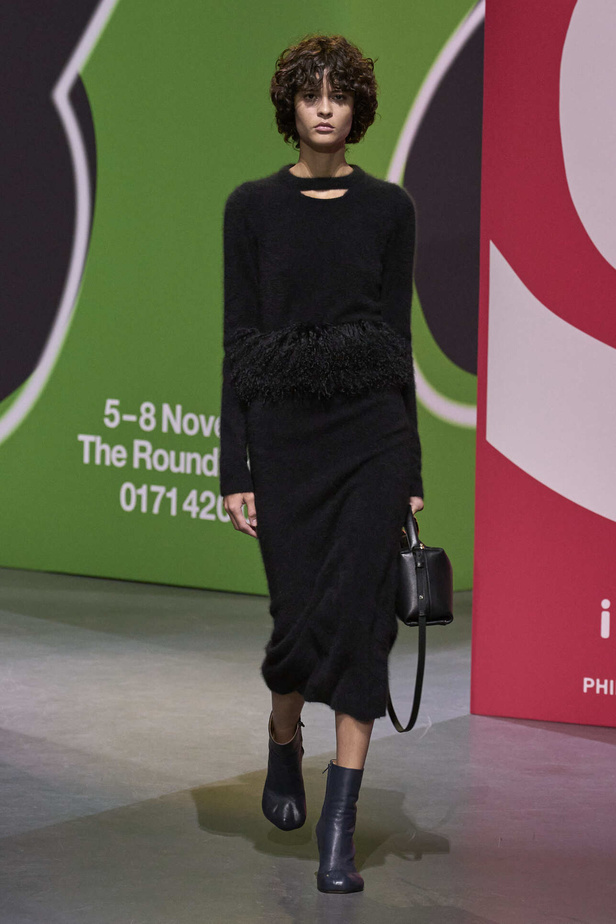 عرض أزياء مجموعة JW Anderson لموسم خريف وشتاء 2023