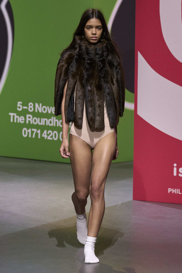 عرض أزياء مجموعة JW Anderson لموسم خريف وشتاء 2023