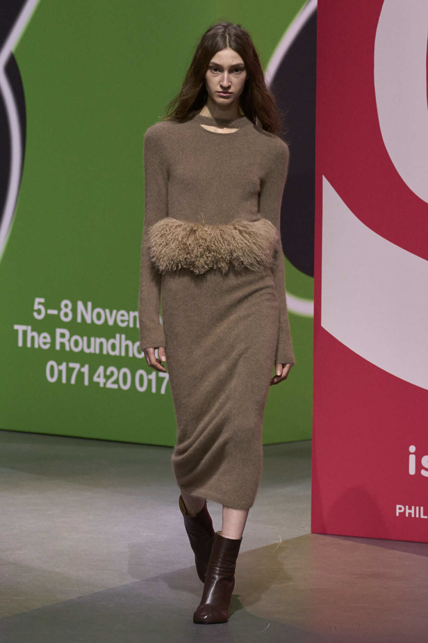 عرض أزياء مجموعة JW Anderson لموسم خريف وشتاء 2023