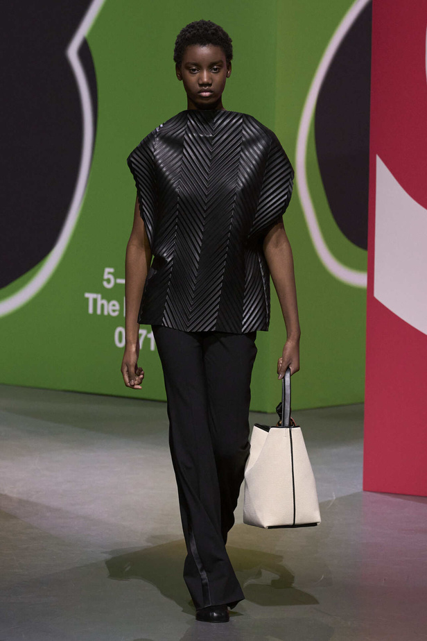 عرض أزياء مجموعة JW Anderson لموسم خريف وشتاء 2023