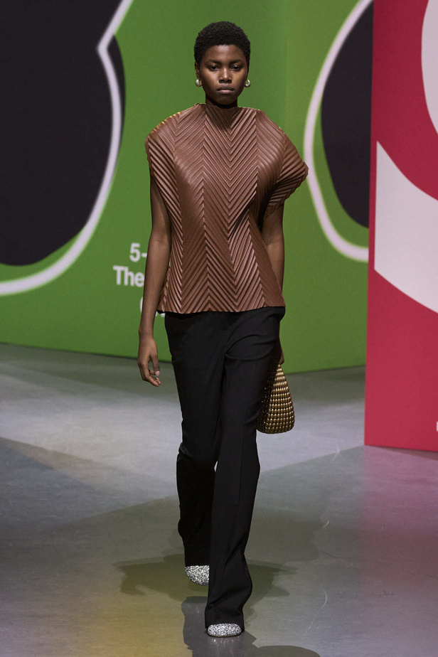 عرض أزياء مجموعة JW Anderson لموسم خريف وشتاء 2023