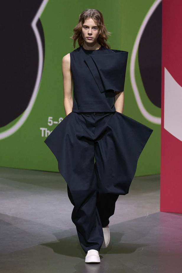 عرض أزياء مجموعة JW Anderson لموسم خريف وشتاء 2023