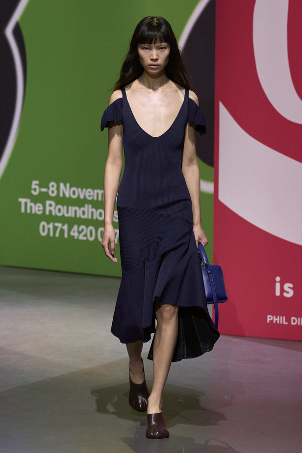 عرض أزياء مجموعة JW Anderson لموسم خريف وشتاء 2023