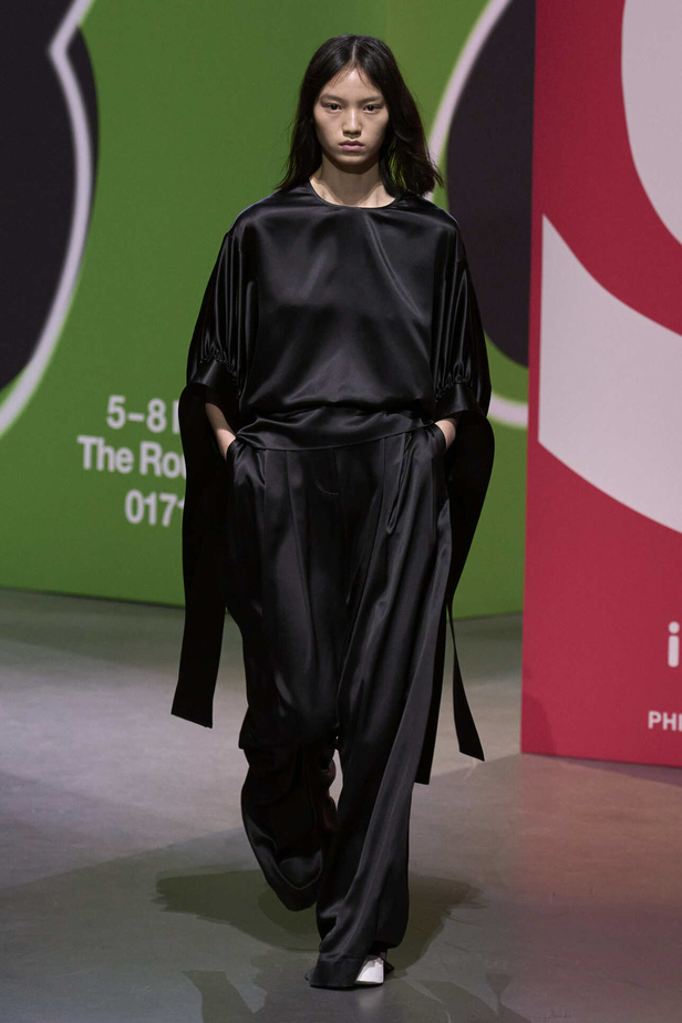 عرض أزياء مجموعة JW Anderson لموسم خريف وشتاء 2023