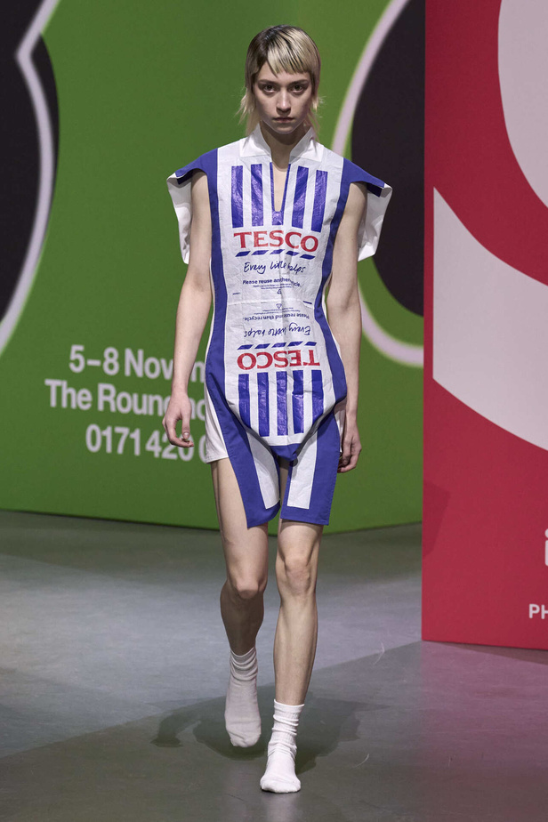 عرض أزياء مجموعة JW Anderson لموسم خريف وشتاء 2023