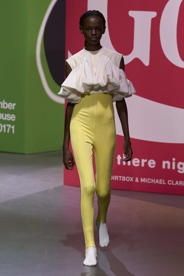 عرض أزياء مجموعة JW Anderson لموسم خريف وشتاء 2023