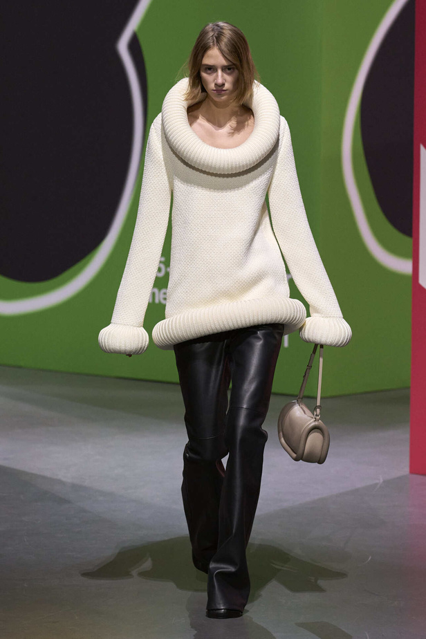 عرض أزياء مجموعة JW Anderson لموسم خريف وشتاء 2023