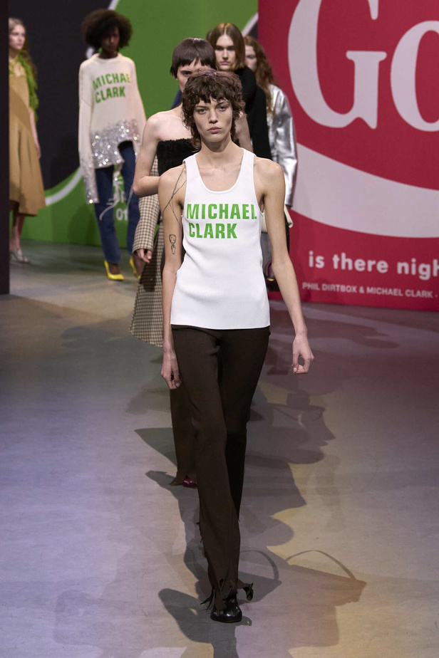 عرض أزياء مجموعة JW Anderson لموسم خريف وشتاء 2023