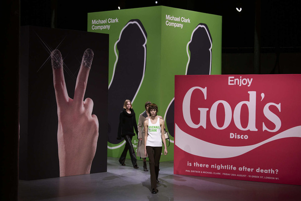 عرض أزياء مجموعة JW Anderson لموسم خريف وشتاء 2023