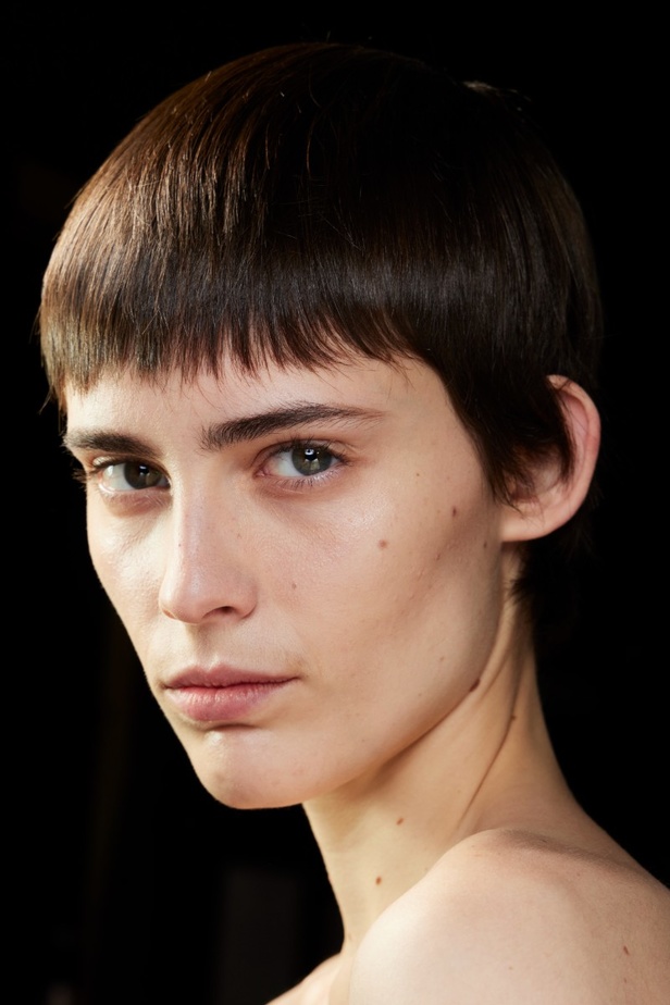 اطلالات جمالية من مجموعة JW Anderson لموسم خريف وشتاء 2023