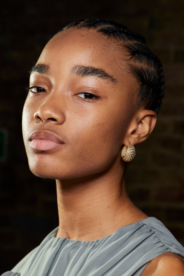 اطلالات جمالية من مجموعة JW Anderson لموسم خريف وشتاء 2023