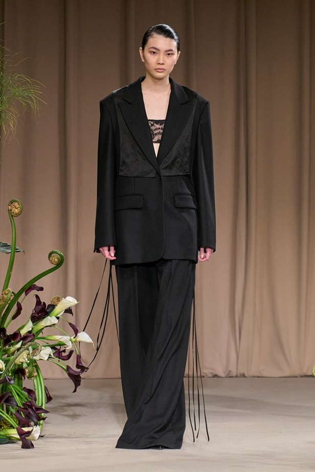 مجموعة دار Jason Wu لخريف وشتاء 2023 - 2024