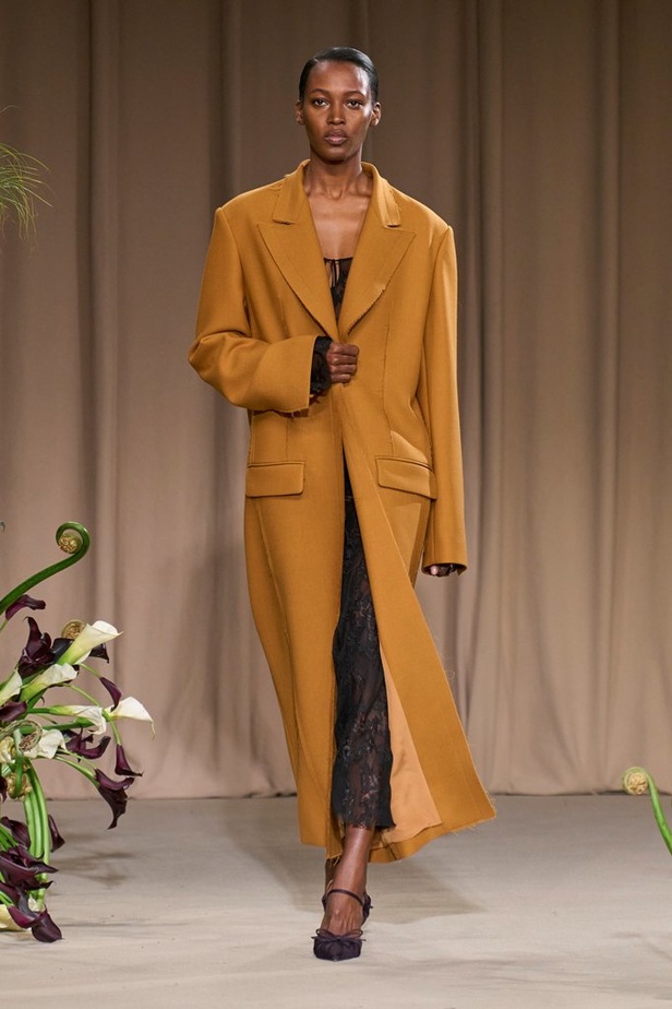 مجموعة دار Jason Wu لخريف وشتاء 2023 - 2024