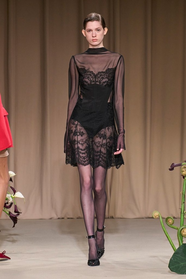 مجموعة دار Jason Wu لخريف وشتاء 2023 - 2024