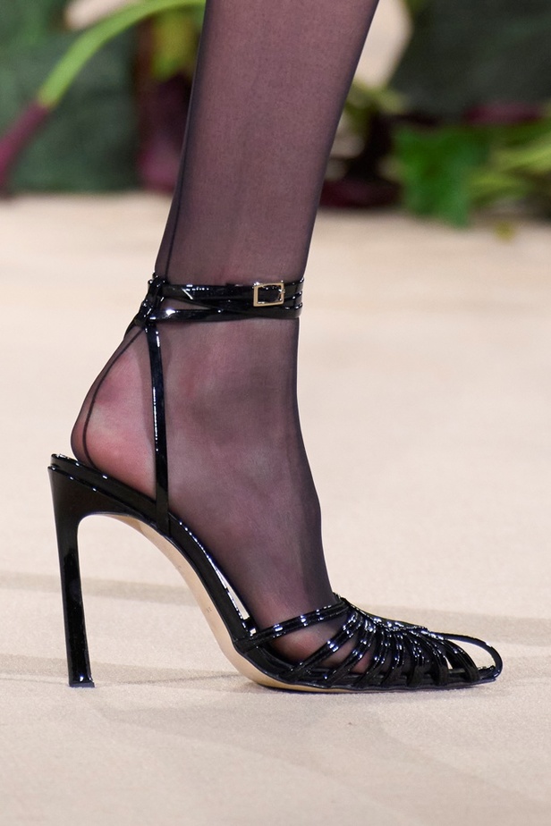 اكسسوارات مجموعة دار Jason Wu لخريف وشتاء 2023 - 2024