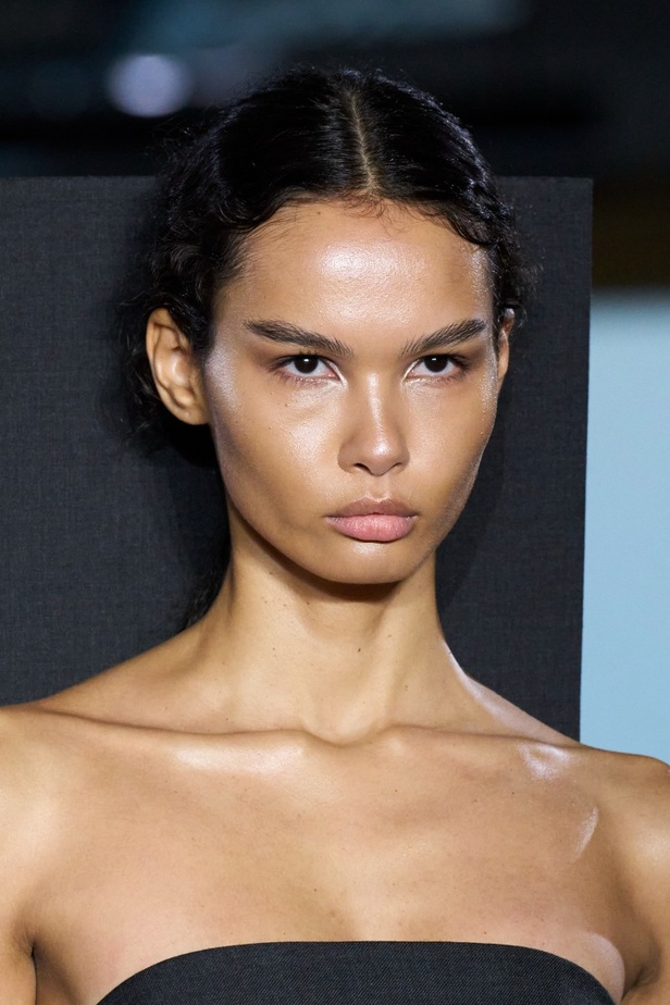 اطلالات جمالية من مجموعة Christopher Kane لخريف وشتاء 2023-2024