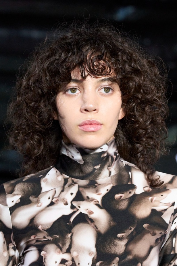 اطلالات جمالية من مجموعة Christopher Kane لخريف وشتاء 2024 