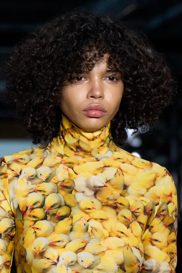 اطلالات جمالية من مجموعة Christopher Kane لخريف وشتاء 2023-2024