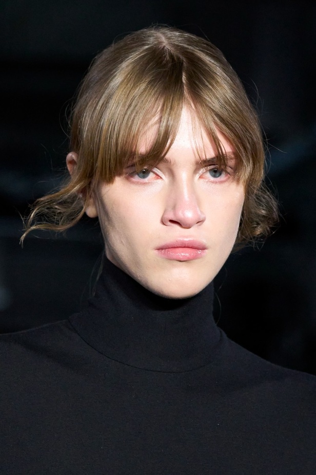 اطلالات جمالية من مجموعة Christopher Kane لخريف وشتاء 2024 