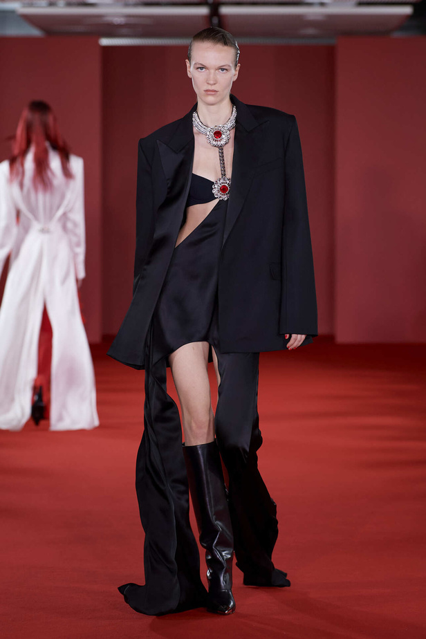 مجموعة David Koma لخريف وشتاء 2024 في لندن