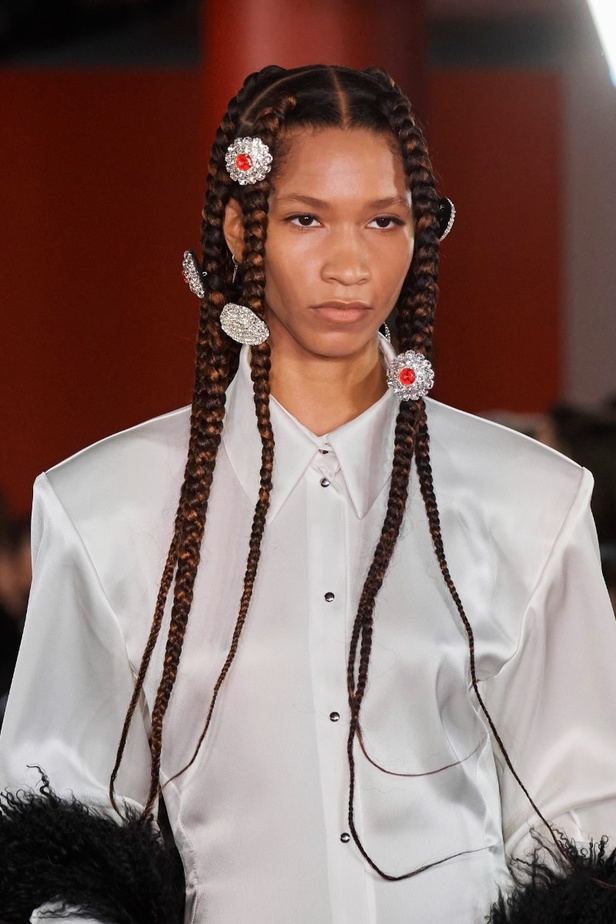 اطلالات جمالية من مجموعة David Koma لخريف وشتاء 2024 