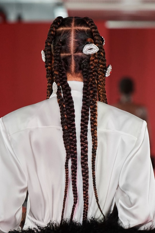 اطلالات جمالية من مجموعة David Koma لخريف وشتاء 2024 