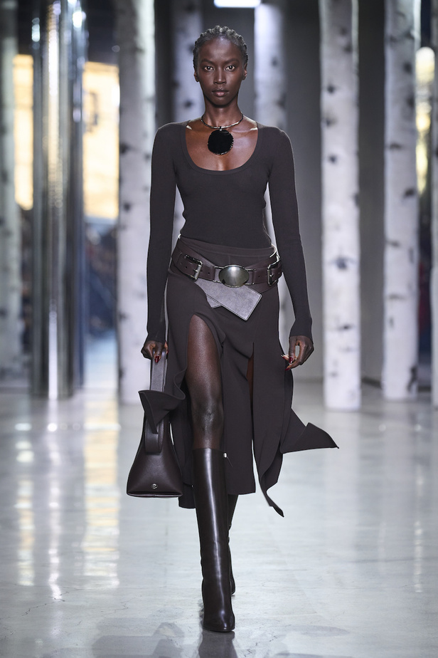 من مجموعة مايكل كورس لموسم خريف وشتاء 2023