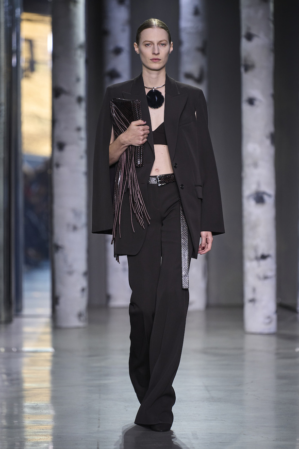 من مجموعة مايكل كورس لموسم خريف وشتاء 2023