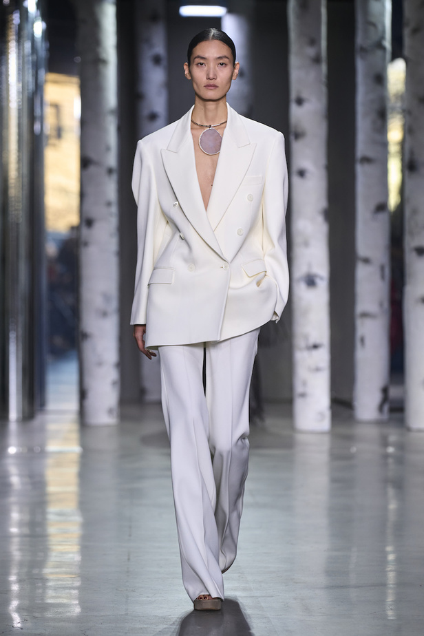 من مجموعة مايكل كورس لموسم خريف وشتاء 2023