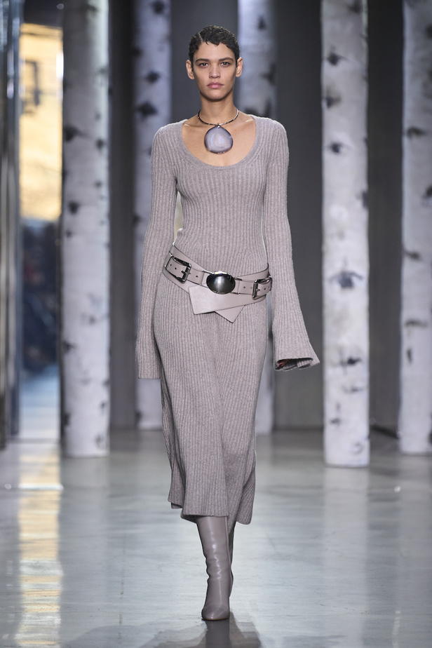 من مجموعة مايكل كورس لموسم خريف وشتاء 2023