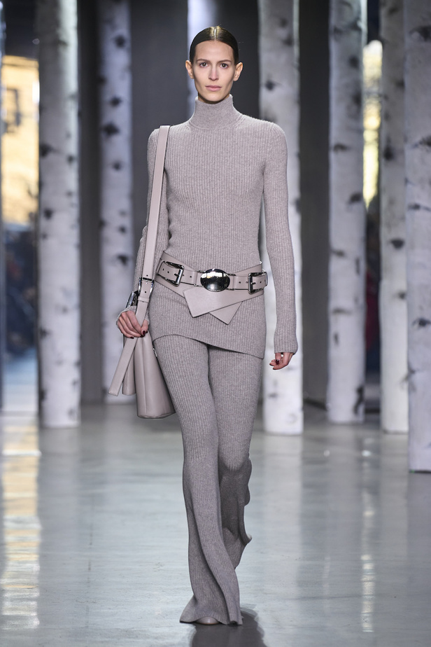 من مجموعة مايكل كورس لموسم خريف وشتاء 2023