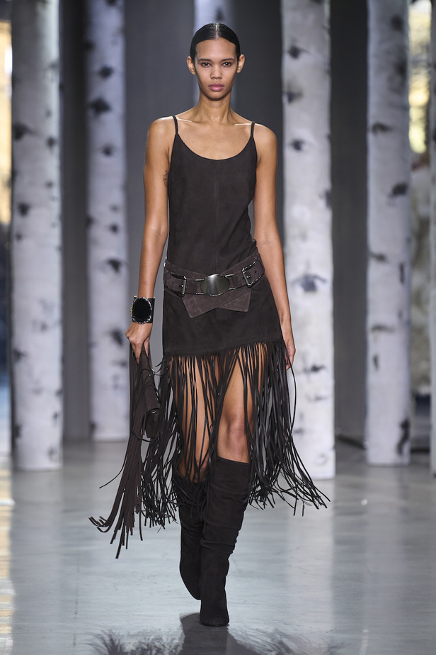 من مجموعة مايكل كورس لموسم خريف وشتاء 2023