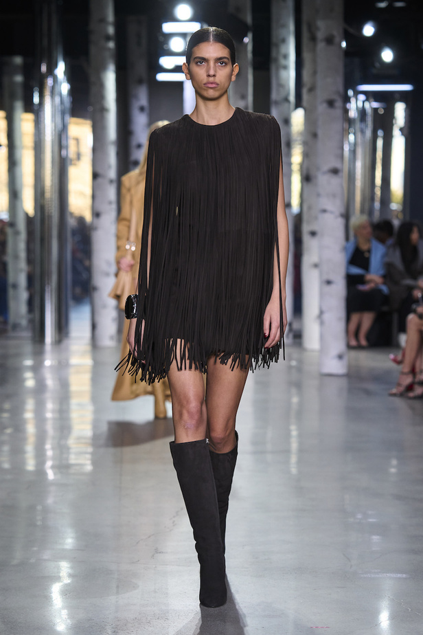 من مجموعة مايكل كورس لموسم خريف وشتاء 2023