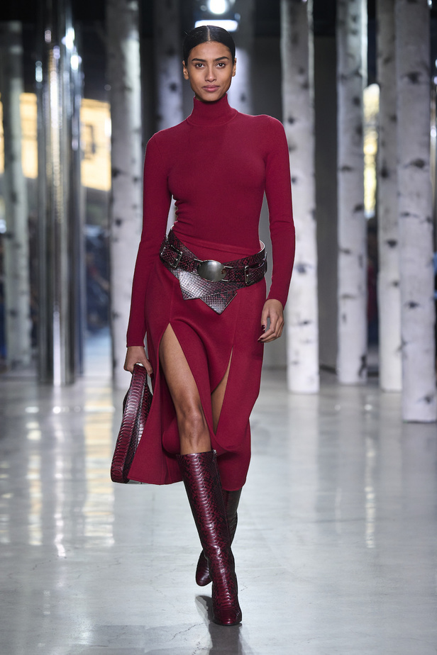 من مجموعة مايكل كورس لموسم خريف وشتاء 2023