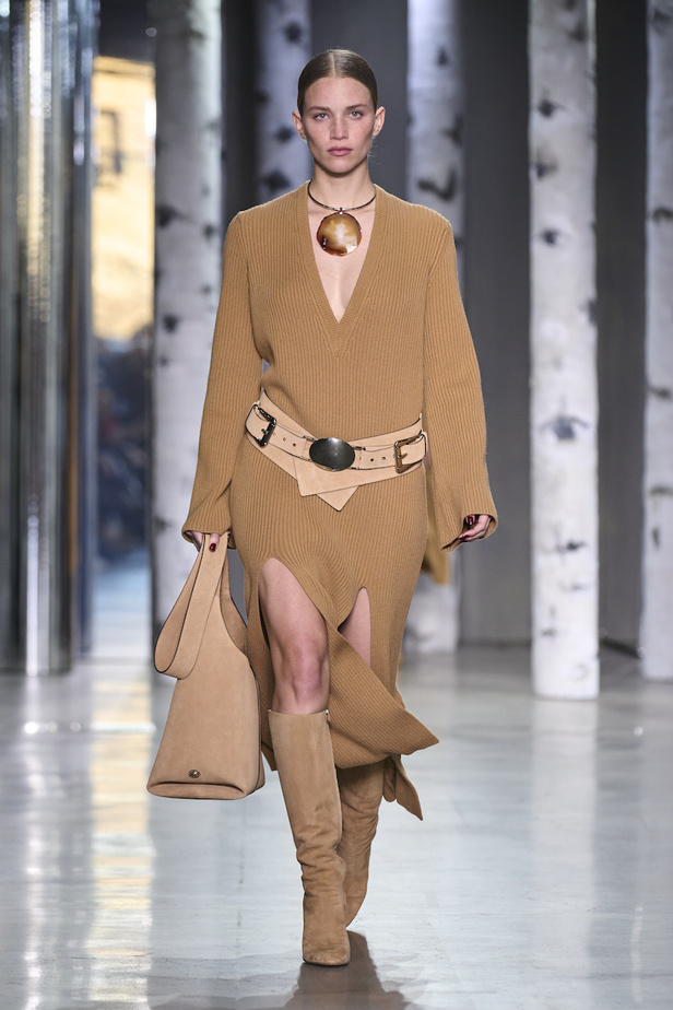 من مجموعة مايكل كورس لموسم خريف وشتاء 2023