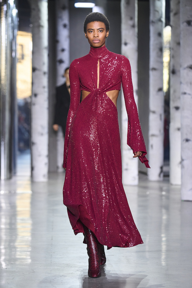 من مجموعة مايكل كورس لموسم خريف وشتاء 2023