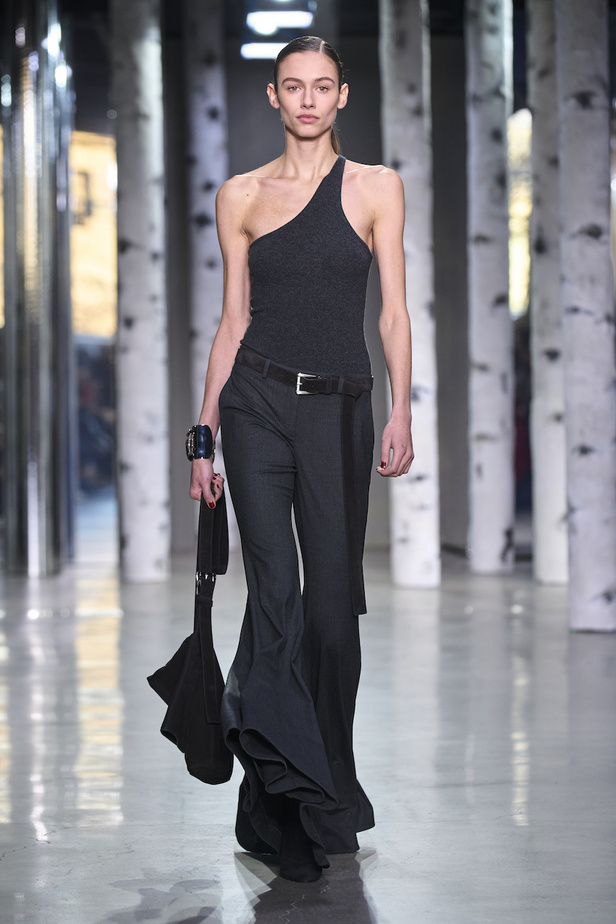 من مجموعة مايكل كورس لموسم خريف وشتاء 2023