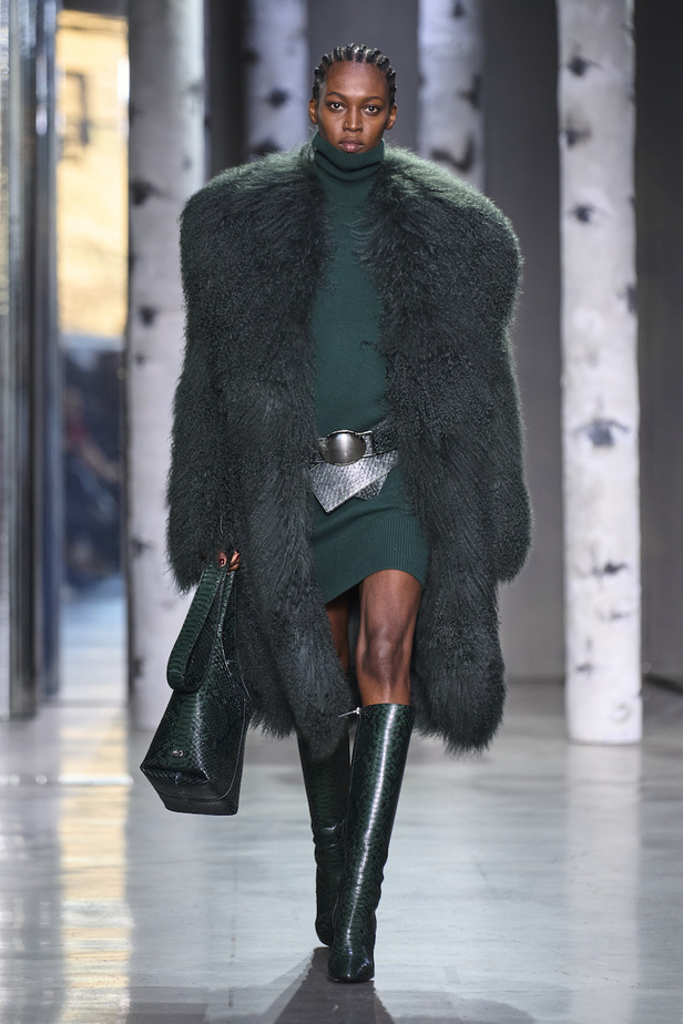 من مجموعة مايكل كورس لموسم خريف وشتاء 2023