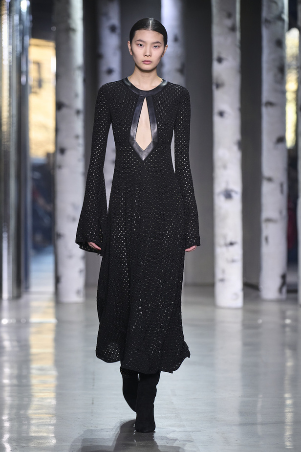 من مجموعة مايكل كورس لموسم خريف وشتاء 2023